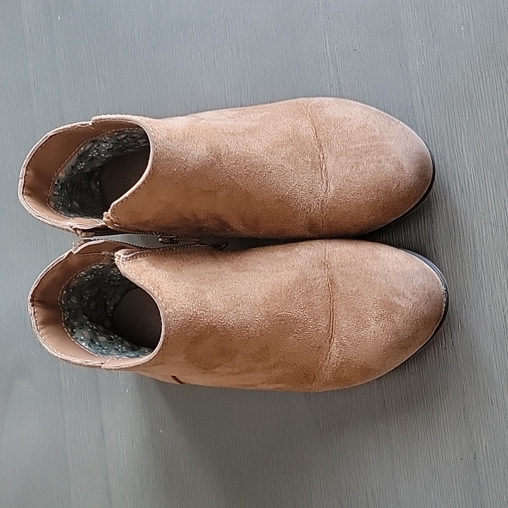 Girls boots